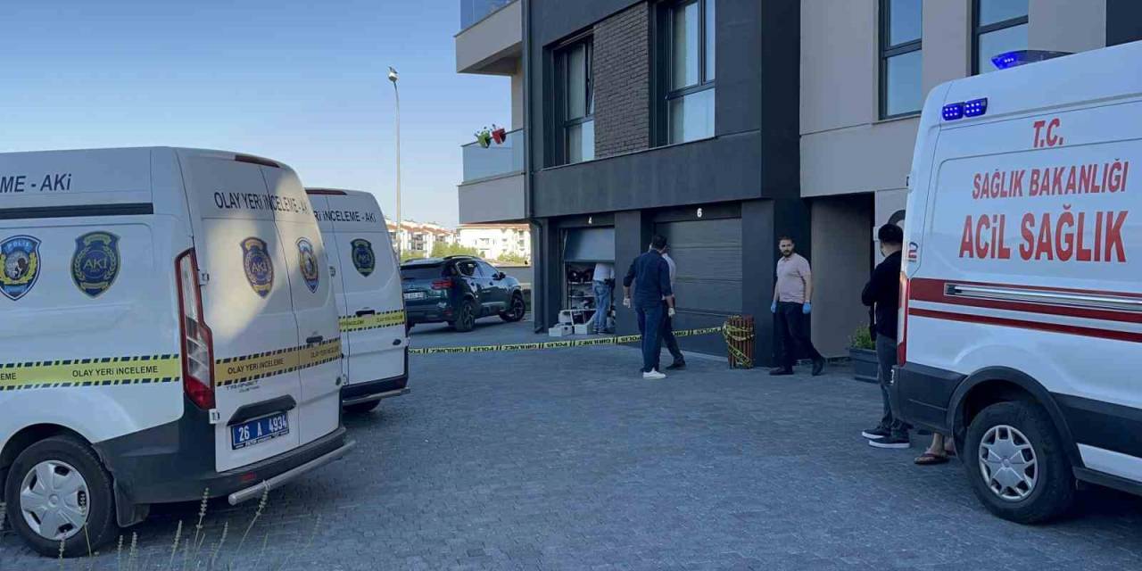 Eşini Ve Kızını Öldürdükten Sonra İntihar Etti