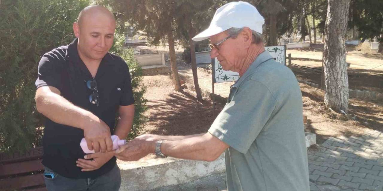 Selendili Vatandaşlar Bayram Öncesi Mezarlıklara Akın Etti