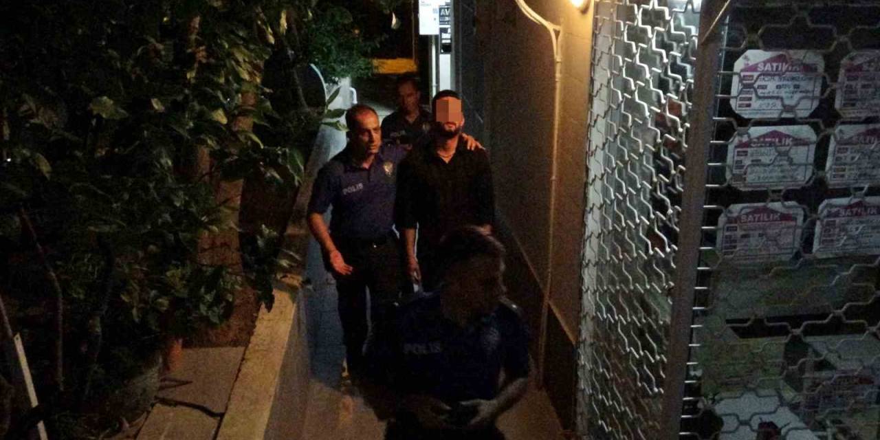 Çatıya Çıkıp 2 Saat Polise Ecel Teri Döktürdü, Gelen Telefonla İkna Oldu