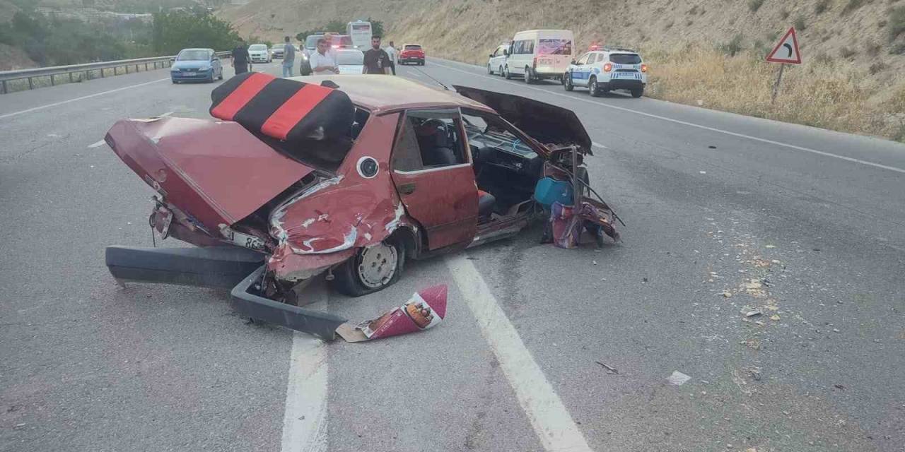 Kontrolden Çıkan Araç Bariyerlere Çarptı: 2 Yaralı