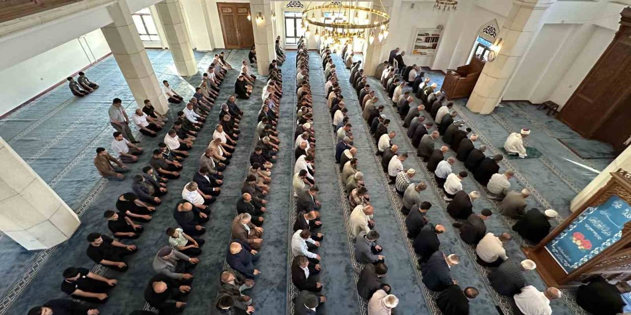 Yüksekova’da Bayram Namazında Vatandaşlar Camileri Doldurdu