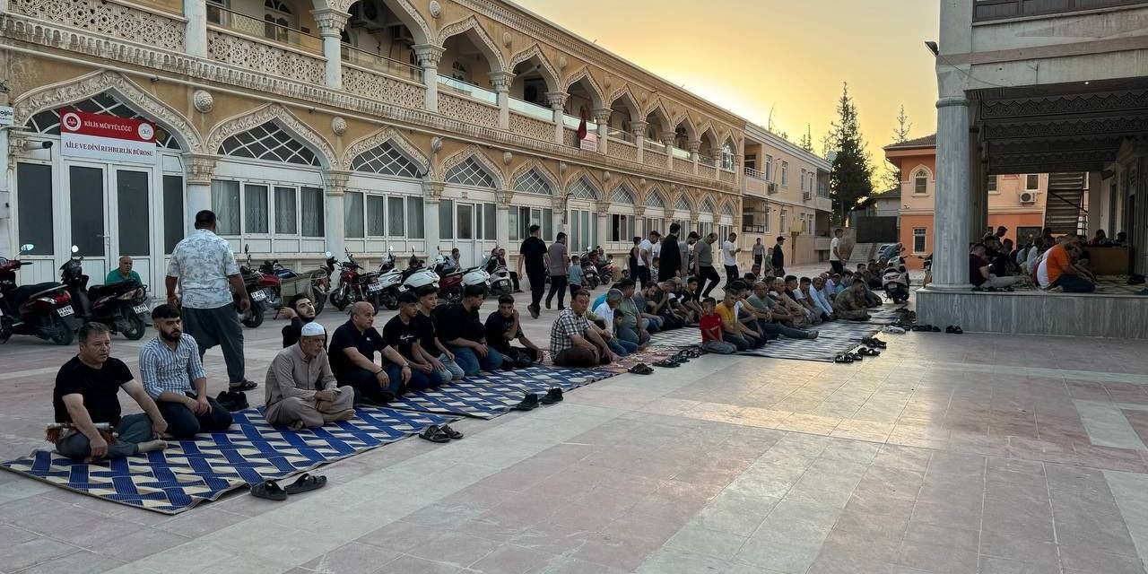 Kilis’te Bayram Namazı Coşkusu: Camiler Doldu Taştı