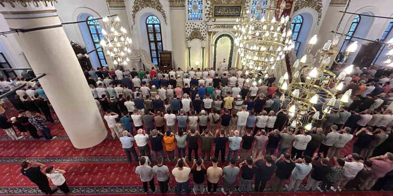 İzmirliler Bayram Namazı İçin Camilere Akın Etti