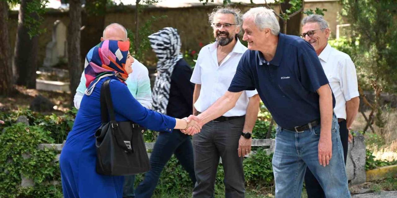 Başkan Bakkalcıoğlu Mezarlık Ziyaretine Gelen Hemşehrilerinin Bayramını Kutladı