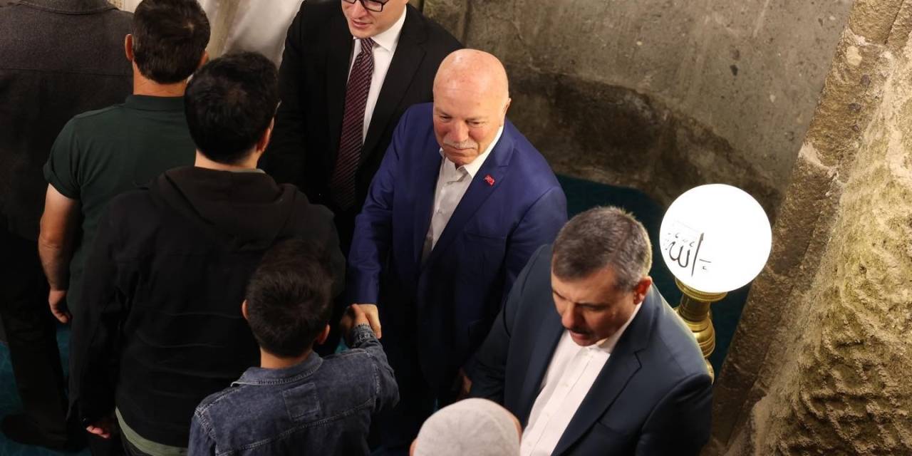 Erzurum’da Protokol Bayram Namazı Sonrası Ulu Camii’de Vatandaşlarla Bayramlaştı