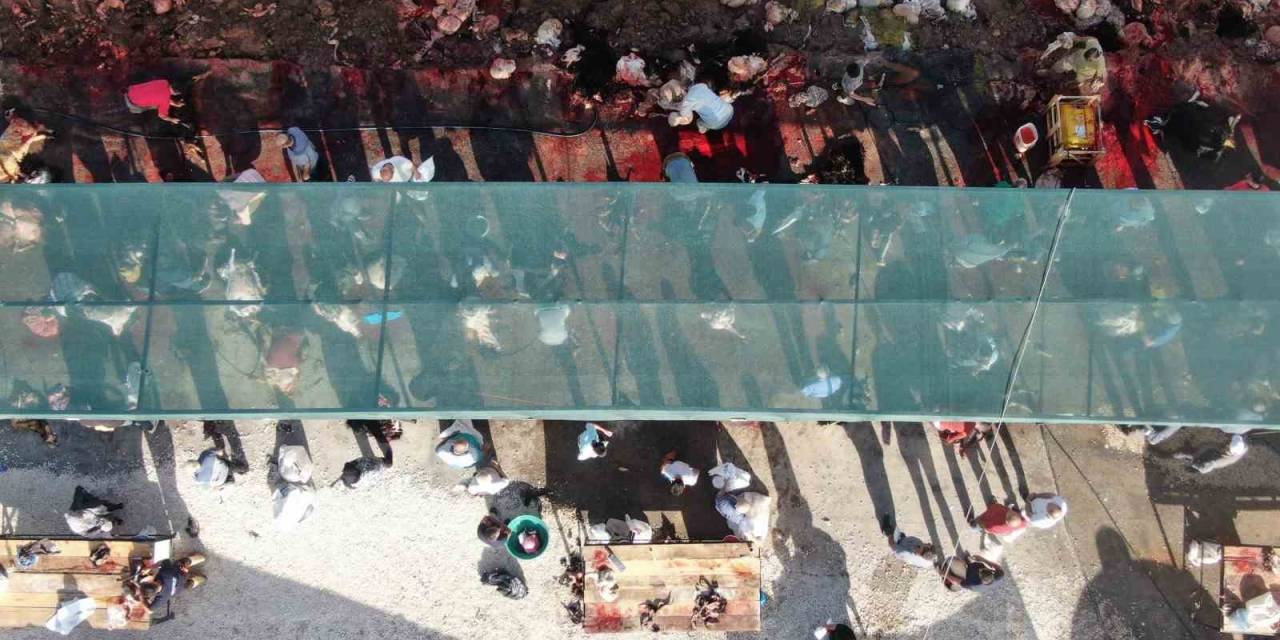 Elazığ’da Vatandaşlar Kurbanlarını Kesti, Yoğunluk Havadan Görüntülendi