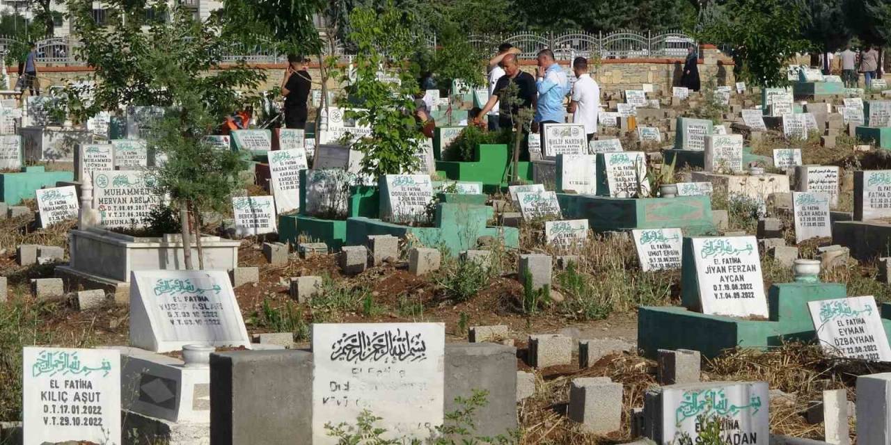 Diyarbakır’da Bayram Sabahı Vatandaşlar Mezarlıklara Akın Etti