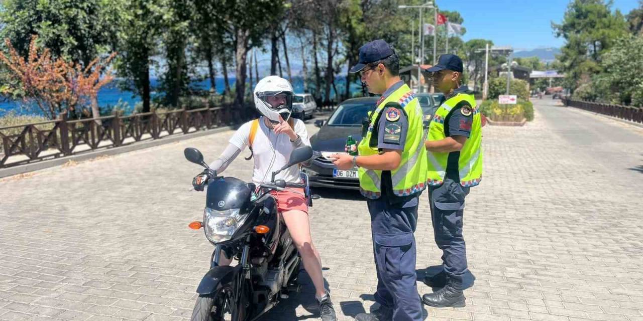 Jandarma Sürücüleri Hem Denetledi Hem Bilgilendirdi