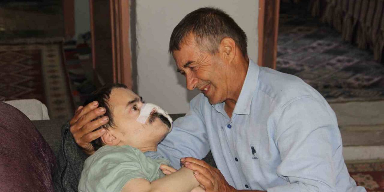 Engelli Oğluna Ömrünü Adayan Baba Evsiz Kalmanın Eşiğinde