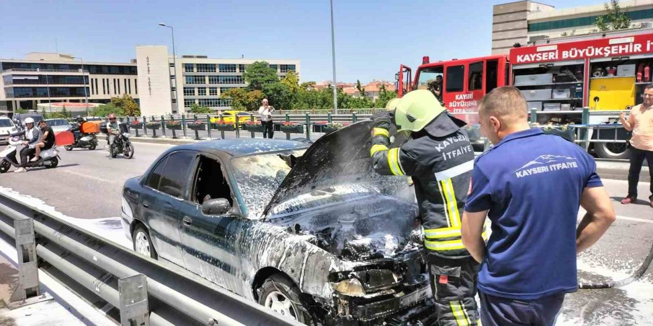 Hareket Halindeki Otomobil Yandı