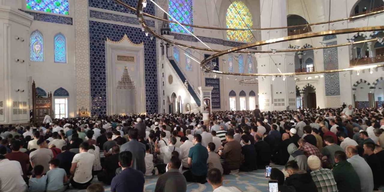 Çamlıca Camii’nde Bayram Namazı Kılındı