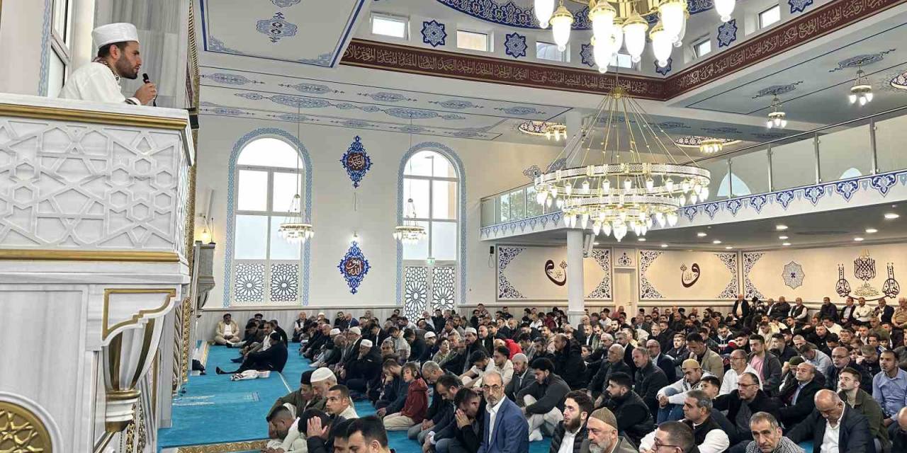 Almanya’da Müslümanlar Bayram Namazı Kıldı