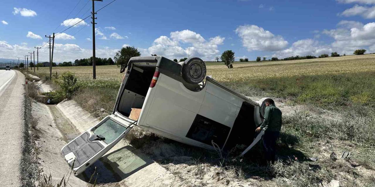 Kastamonu’da Yoldan Çıkan Minibüs, Şarampole Uçtu: 2 Yaralı