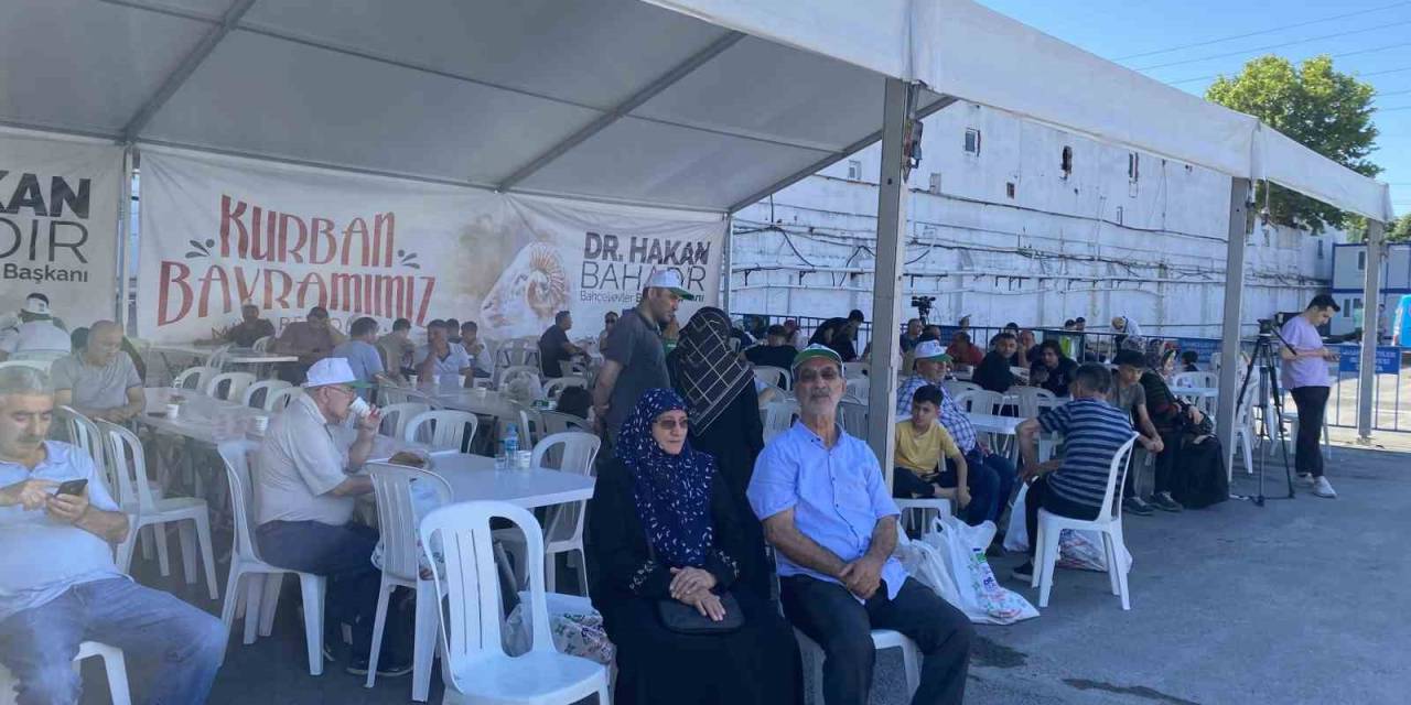 Bayram Namazı Sonrası Kurban Kesim Alanlarında Hareketlilik