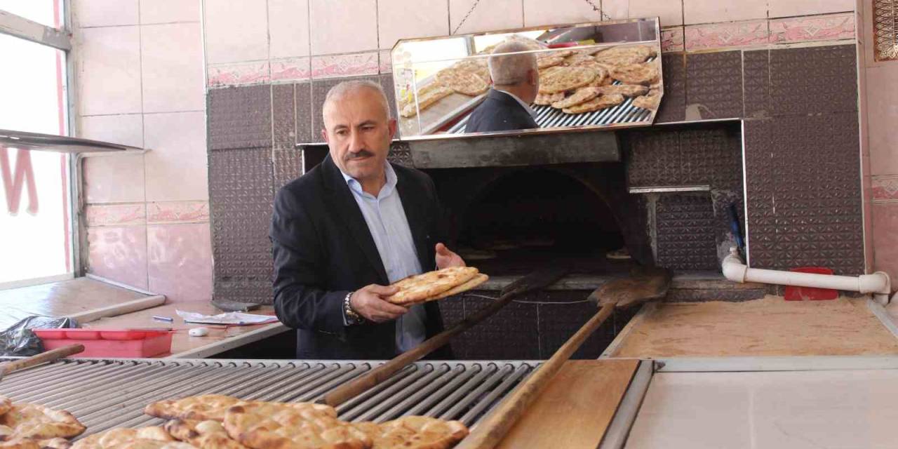 Muhtar Olamadı Kendini Şiire Verdi