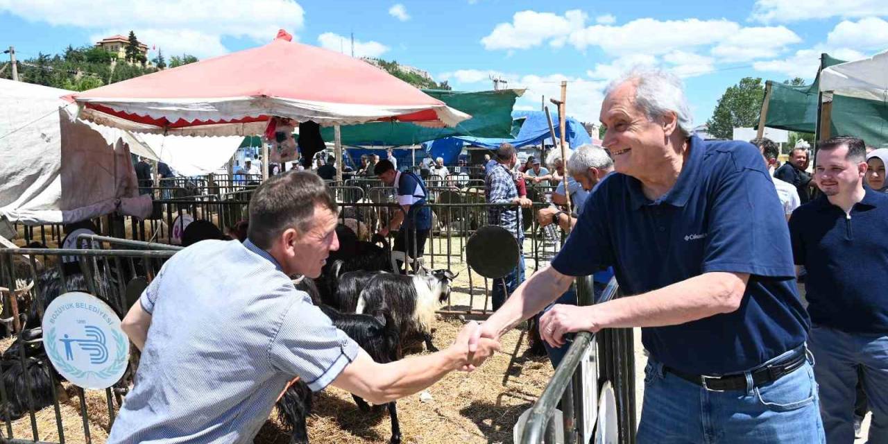 Başkan Bakkalcıoğlu Canlı Hayvan Pazarını Ziyaret Etti