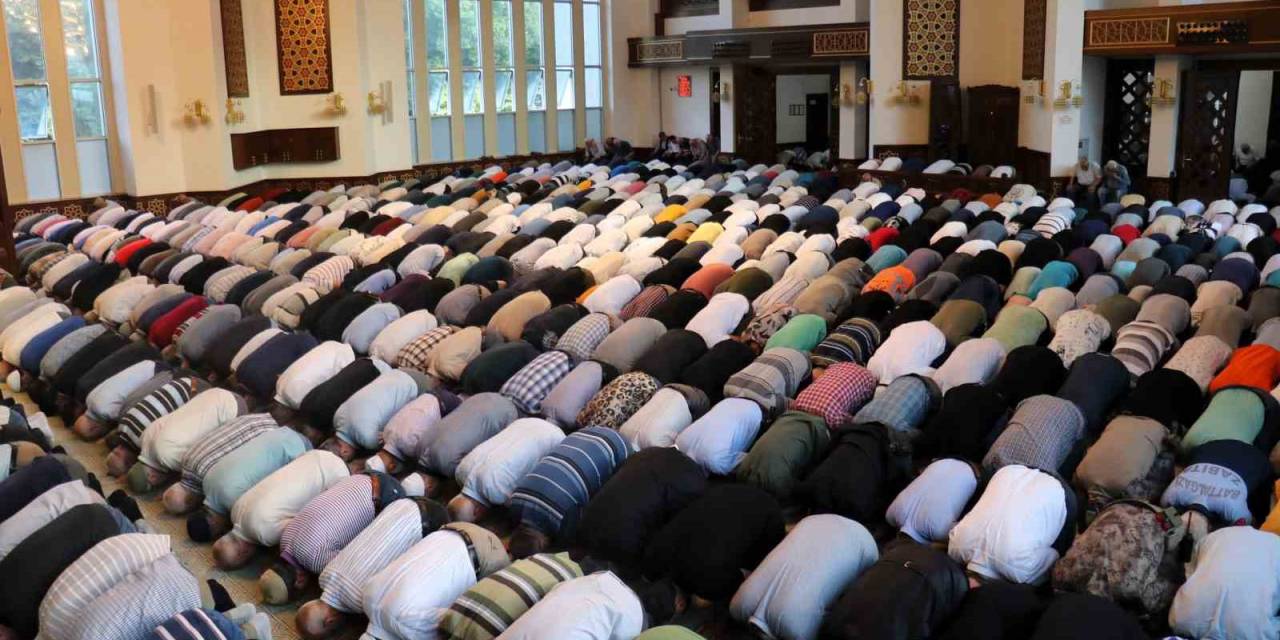 Malatya’da Vatandaşlar Bayram Namazı İçin Camileri Doldurdu