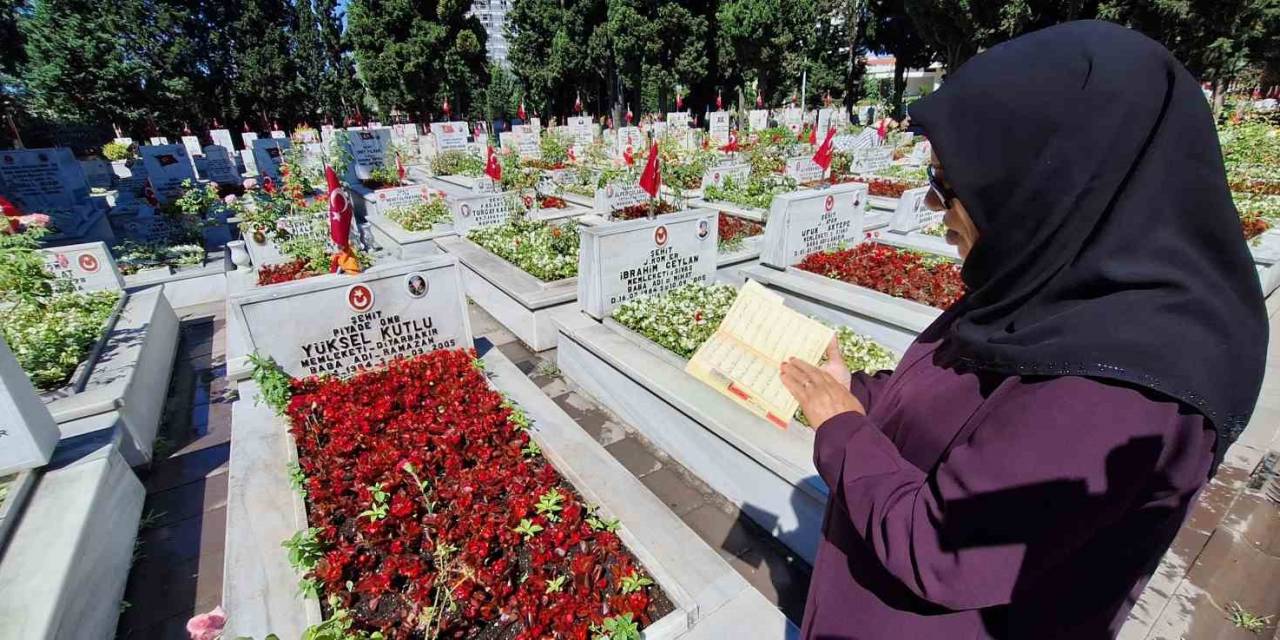 Babalar Günü’nde Şehit Mezarlığına Gelenler Bayrama Buruk Girdiler
