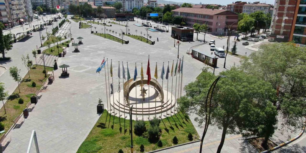 Elazığ’da Bayram Tatilinin İlk Gününde Yollar Ve Caddeler Boş Kaldı