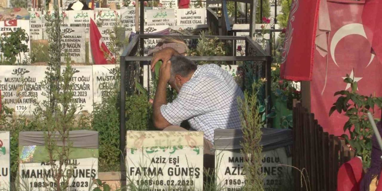 Adıyaman’da Depremzedeler Mezarlıklara Akın Etti