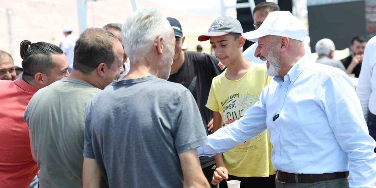 Başkan Çolakbayrakdar, Kurban Yerinde Vatandaşlarla Bayramlaştı