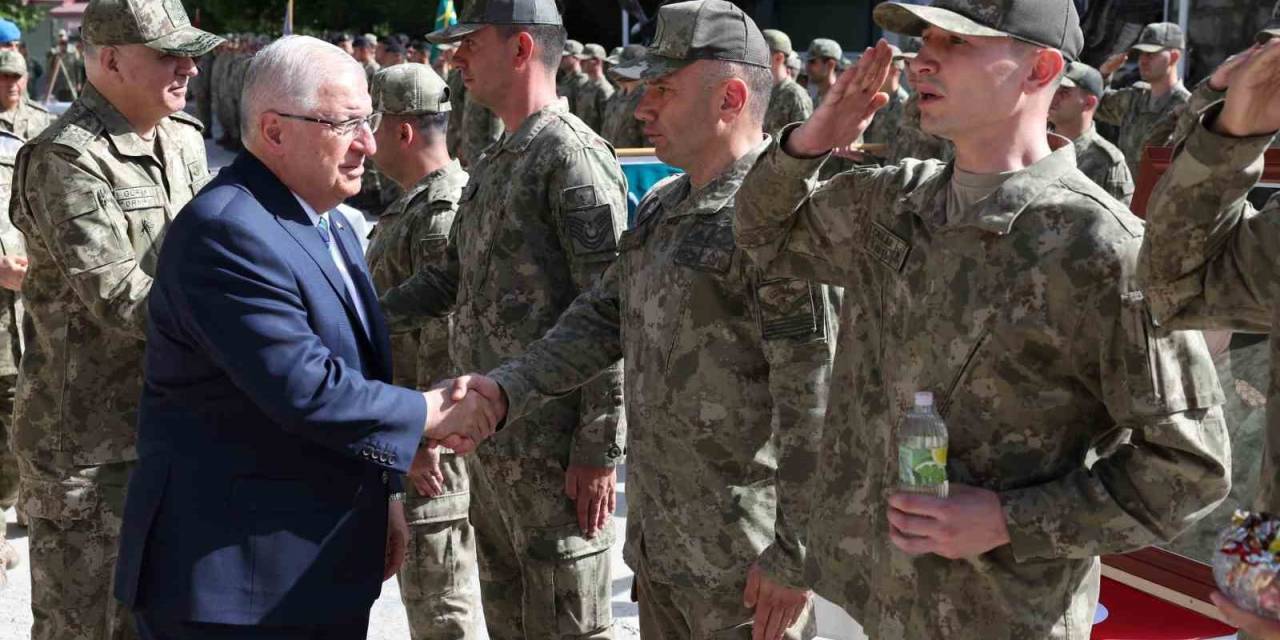 Bakan Güler, Hakkari’de Mehmetçikle Bayramlaştı