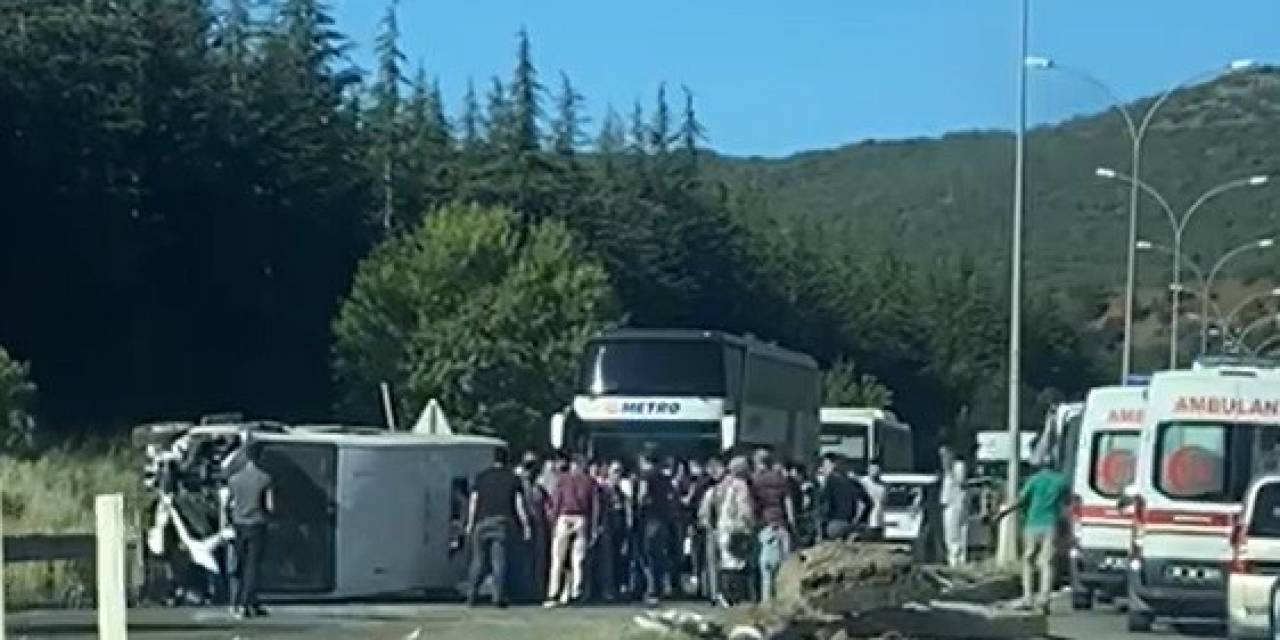 Minibüs Aydınlatma Direğine Çarpıp Yan Yattı: 5 Yaralı