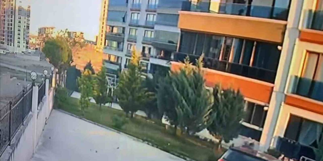 Dengesini Kaybedip 7. Kattan Yere Çakılan Kadının Düşme Anı Kamerada