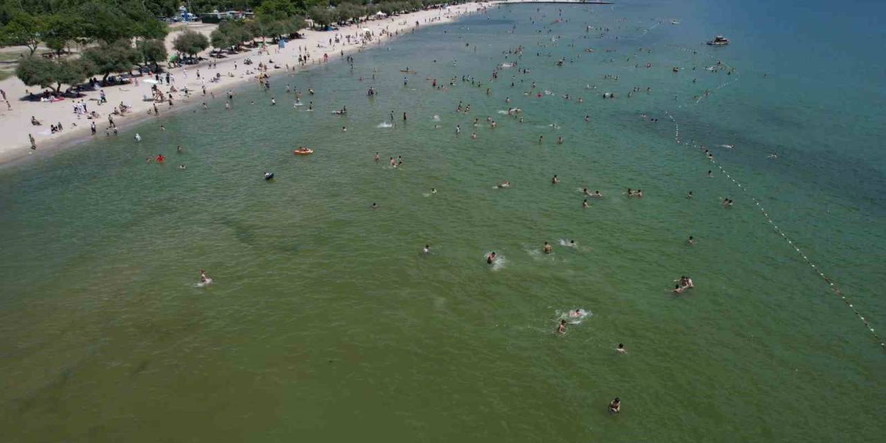 Kurbanını Kesen Vatandaşlar, Büyükçekmece Ve Küçükçekmece’de Sahillere Akın Etti