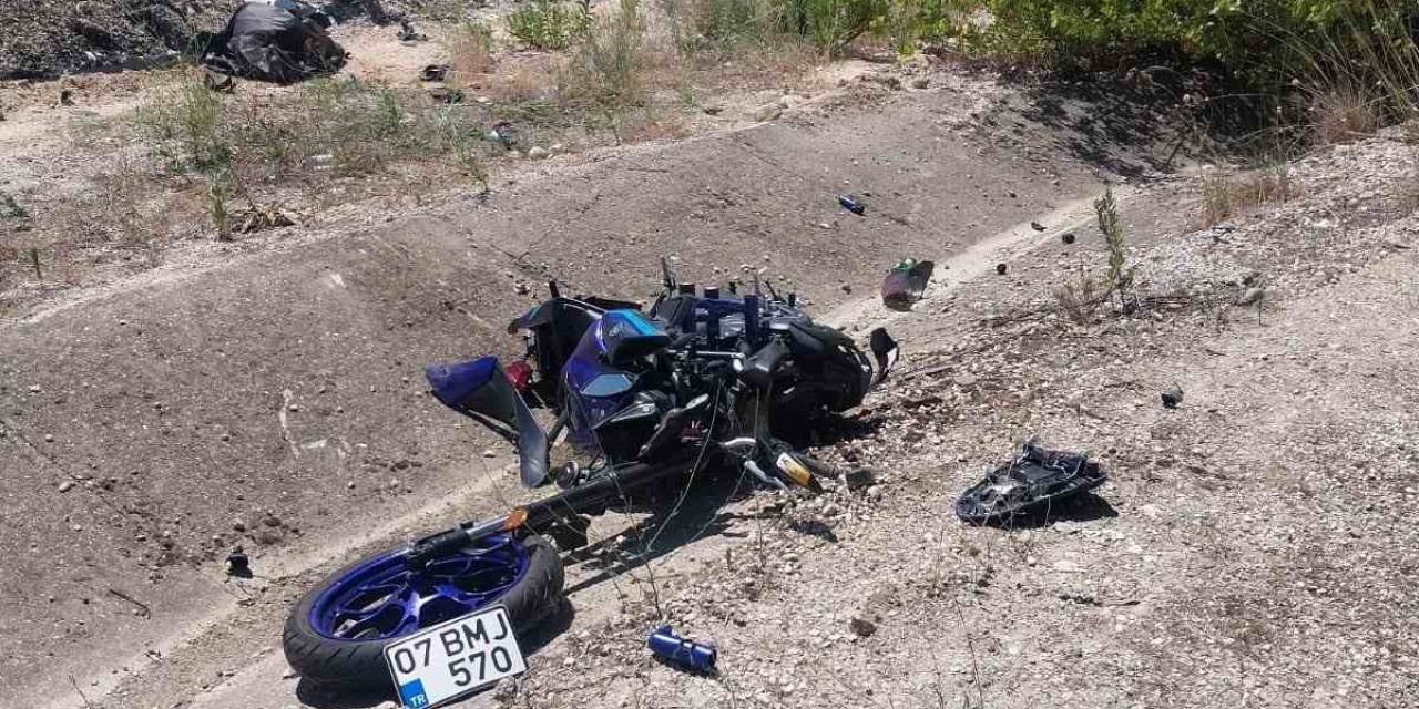 Hafif Ticari Araç İle Motosiklet Çarpıştı: 2 Ölü, 2 Yaralı