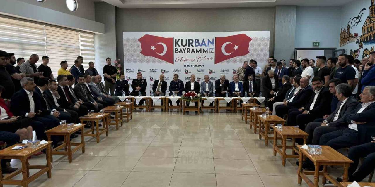 Diyarbakır Valisi Bayram Kutlamasında Vatandaşlarla Vedalaştı