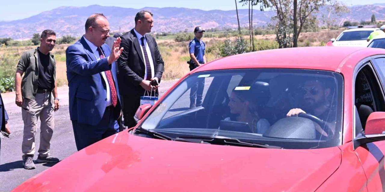 Vali Canbolat Uygulama Noktasında Sürücülerle Bayramlaştı