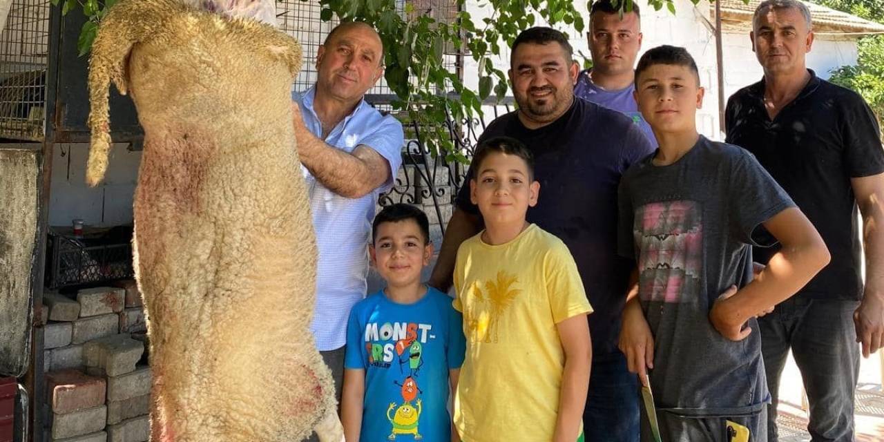 Başkan Akdeniz Kurbanını Kendi Kesti