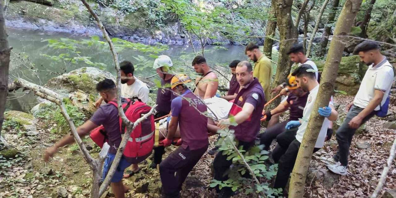 Yalova’da Şelaleden Düşen Genç 1,5 Saatlik Çalışmayla Kurtarıldı