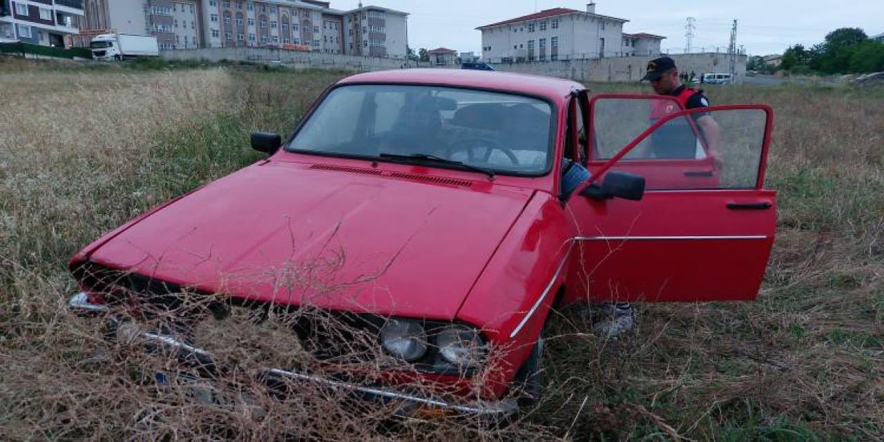 Yayaları Ezmekten Teğet Geçen Alkollü Sürücü Aracıyla Tarlaya Girdi: 1 Yaralı