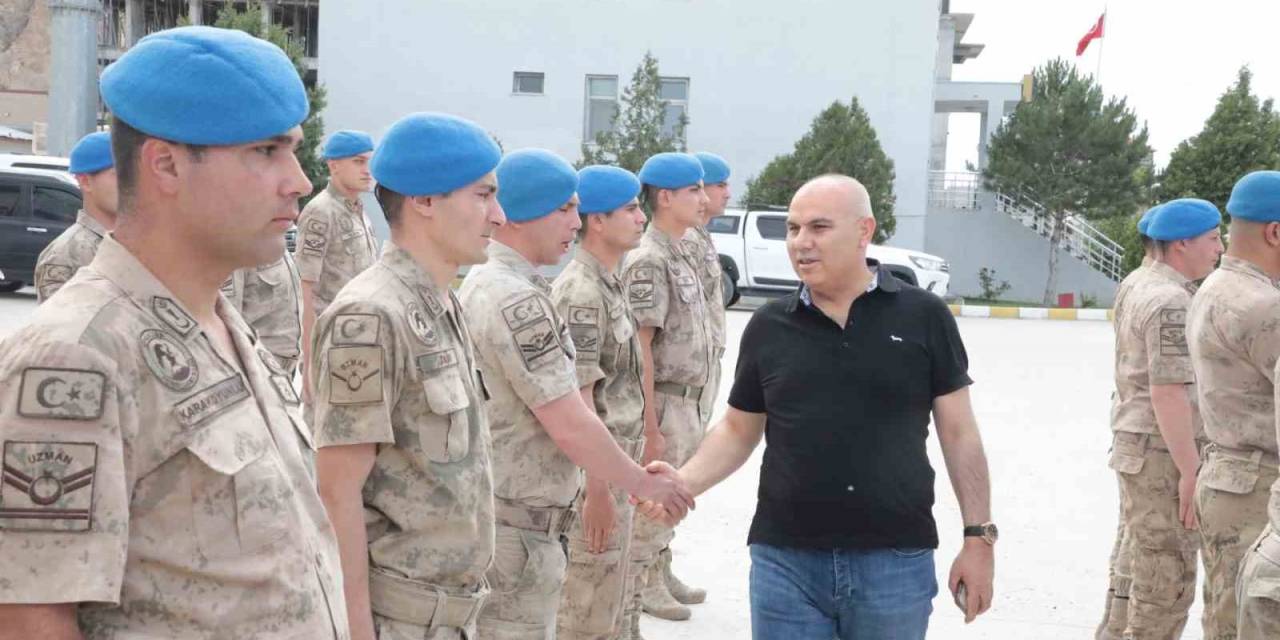 Ağrı Valisi Koç, Doğubayazıt’ta Askerlerin Kurban Bayramı’nı Kutladı