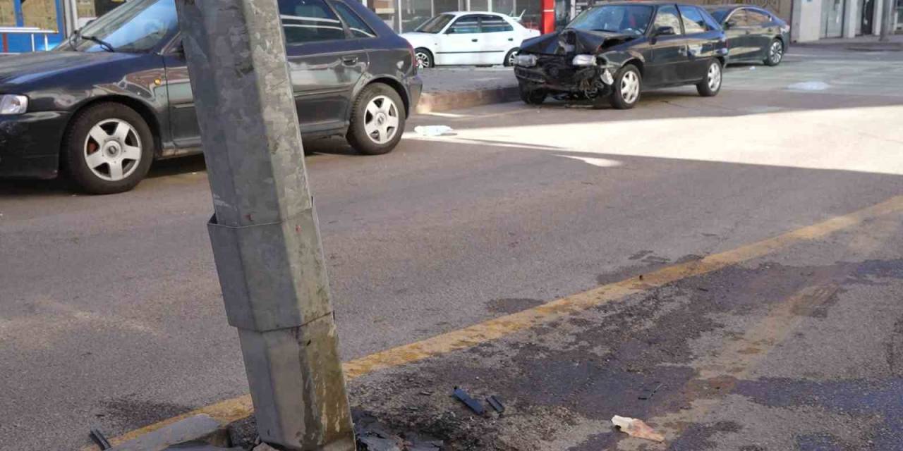 Otomobil Aydınlatma Direğine Çarptı: 5 Yaralı