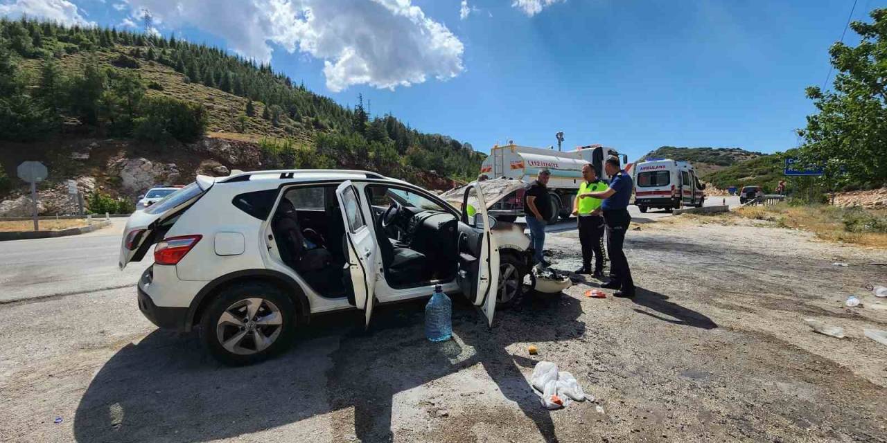 Seyir Halindeki Otomobil Alev Aldı, 3 Kişi Dumandan Etkilendi
