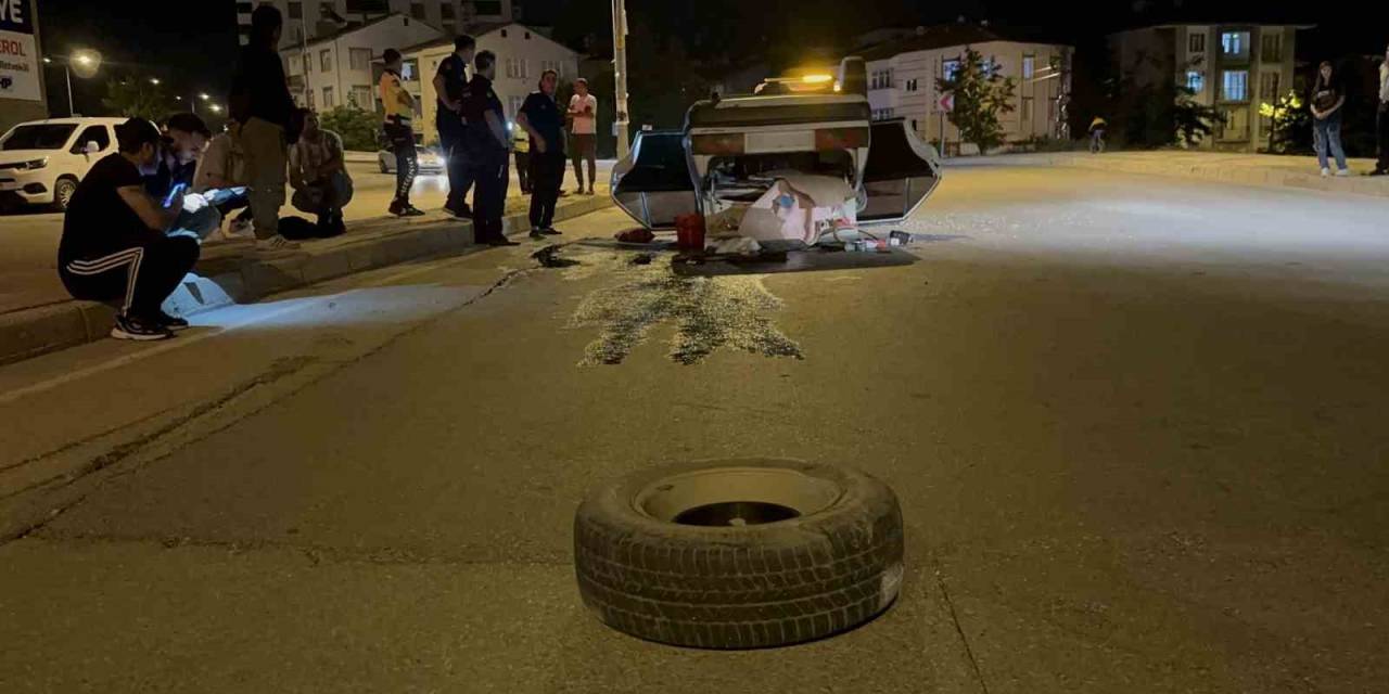 Kaldırıma Çarpan Otomobilin Tekeri Koptu, Takla Atıp Ters Yöne Uçtu