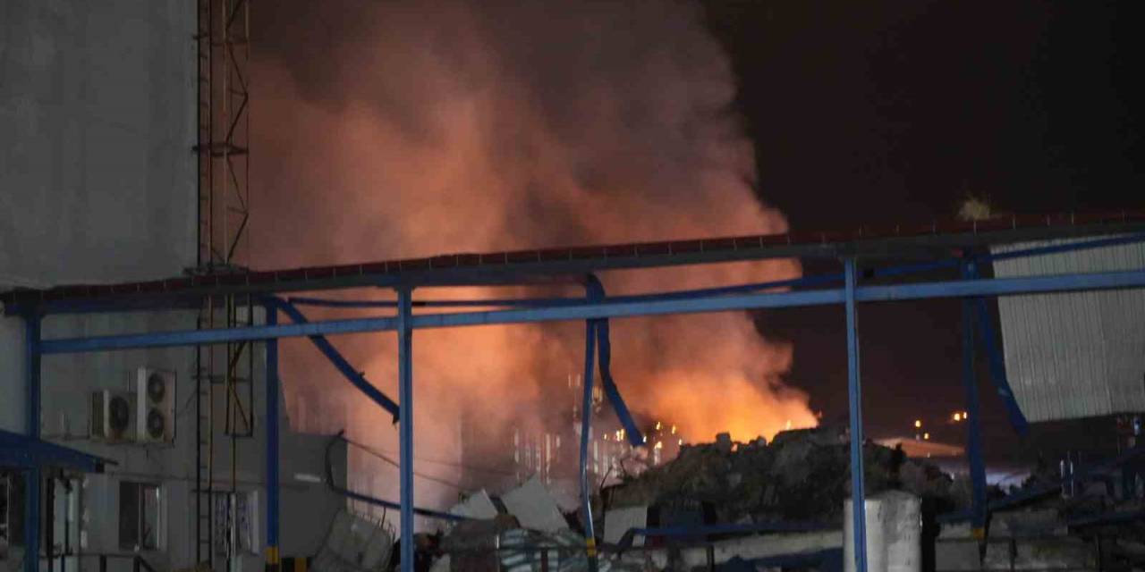 Sanayideki Plastik Fabrikasında Yangın Paniği