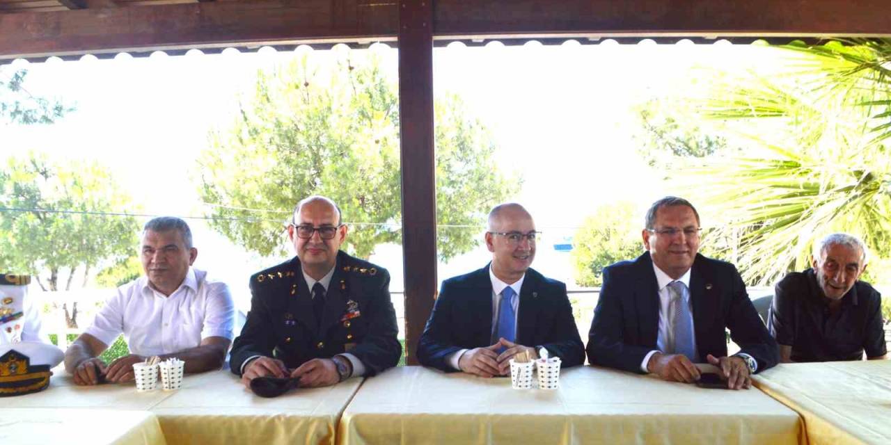 Ayvalık’ta Protokol Üyeleri Kolluk Güçleri Ve Yaşlılarla Bayramlaştı