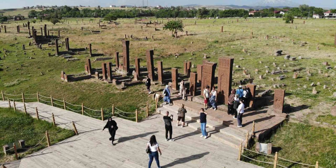 Selçuklu Mezarlığında Kurban Bayramı Yoğunluğu