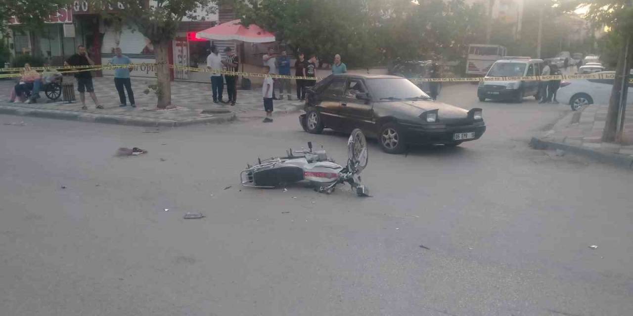 Otomobille Çarpışan Motosikletteki 2 Genç Ağır Yaralandı