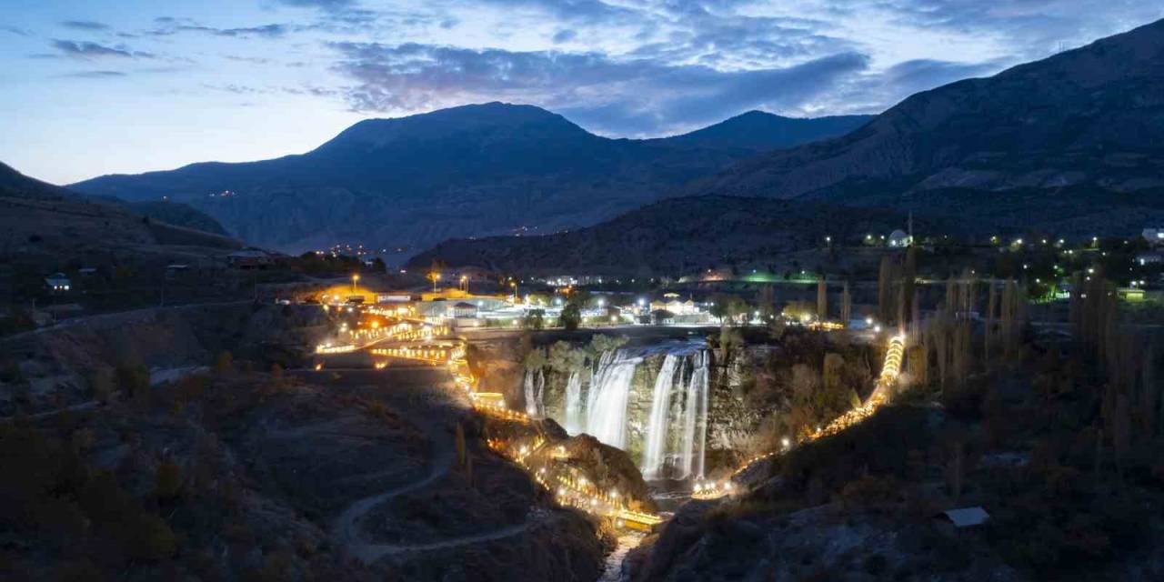 Tortum Şelalesi Coştu