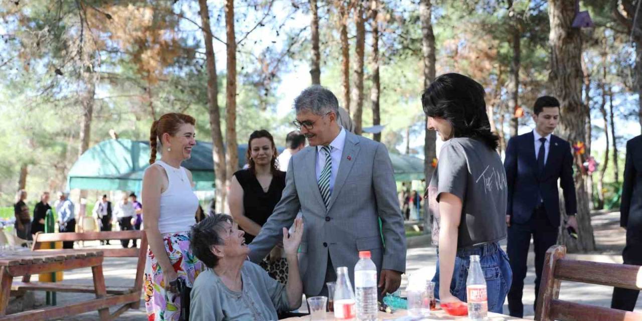 Vali Çelik’ten Huzurevi Ve Çocuk Evleri Sakinlerine Bayram Ziyareti