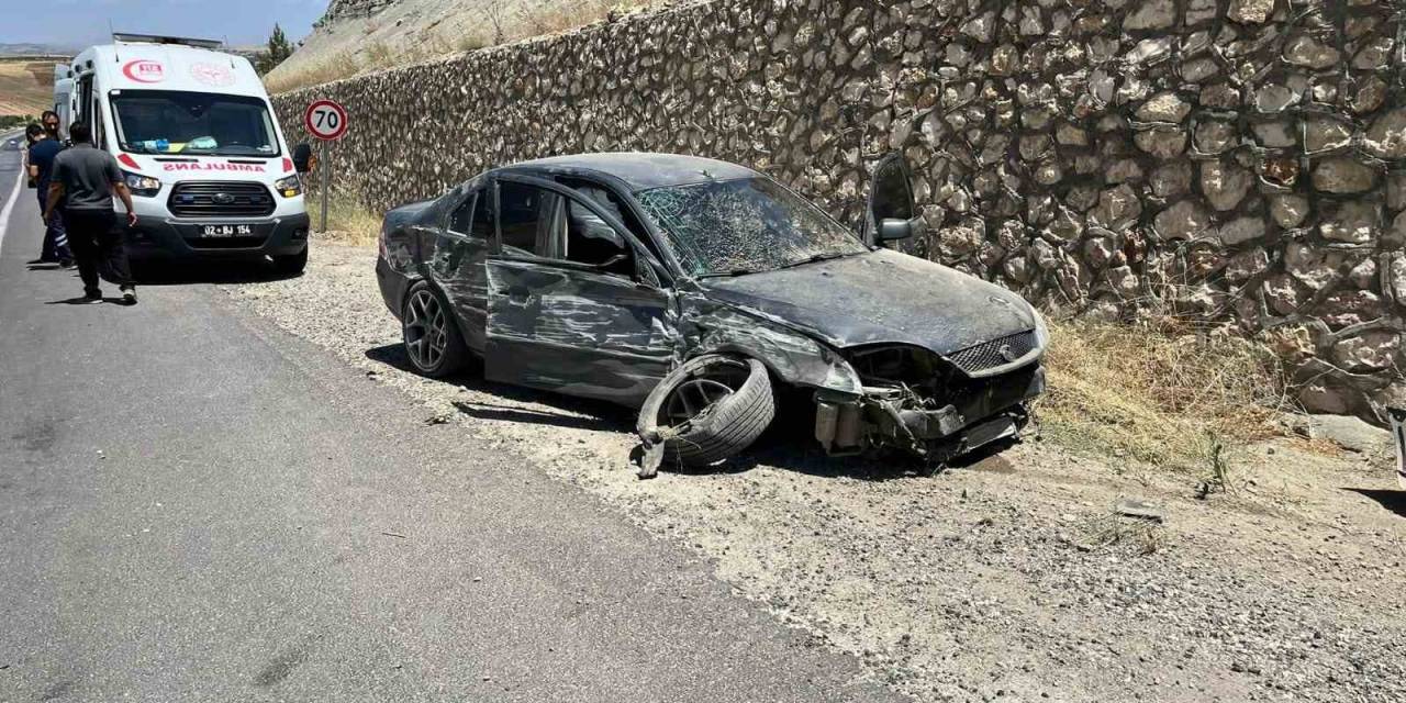 Otomobil İstinat Duvarına Çarptı: 5 Yaralı