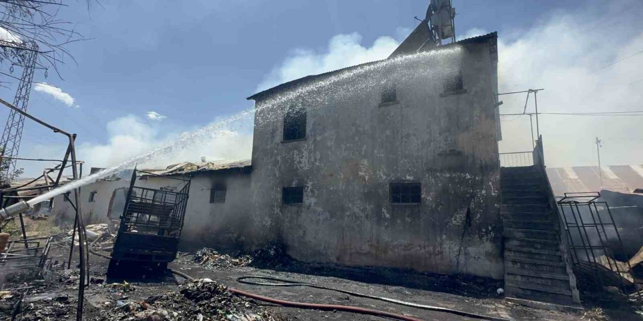 Elazığ’da Geri Dönüşüm Deposunda Yangın: Ev, Depo Ve Bir Araç Kül Oldu