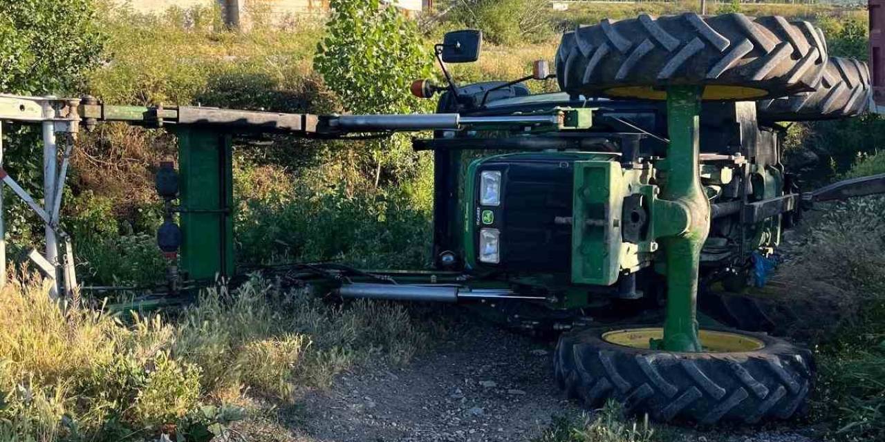 Kurban Kesimi Yapılan İş Makinesi Dereye Devrildi
