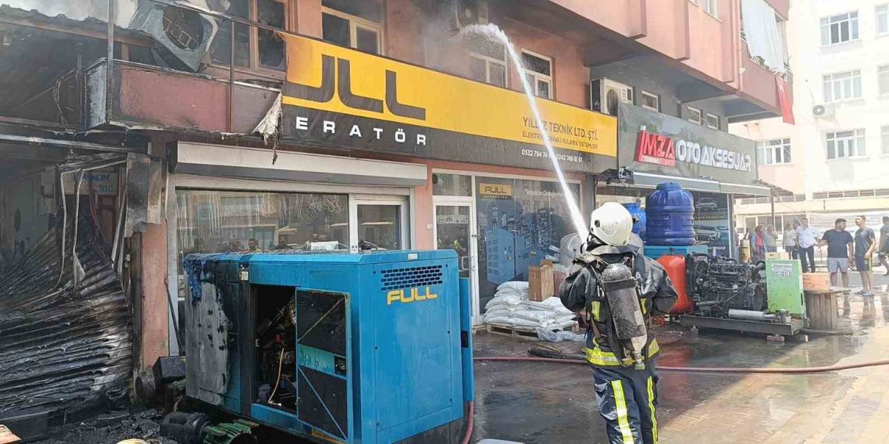Antalya’da Korkutan Yangın, Plastik Deposuna Sıçramadan Söndürüldü