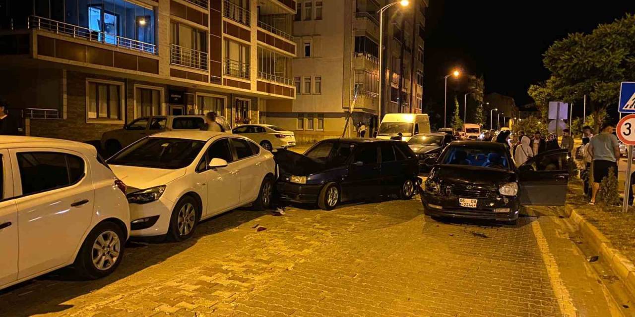 Köpeğe Çarpmamak İçin Ani Fren Yapan Sürücü Otomobille Çarpıştı: 6 Yaralı